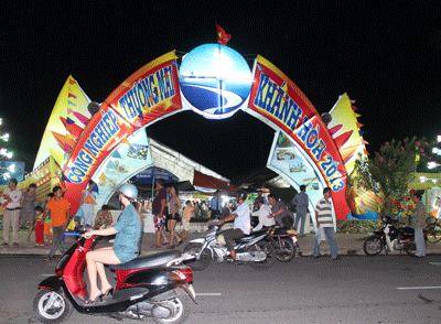 Tham quan Hội chợ Công nghiệp và Thương mại Khánh Hòa năm 2013