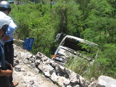 Xe tải lao xuống vực, chắn ngang đường sắt