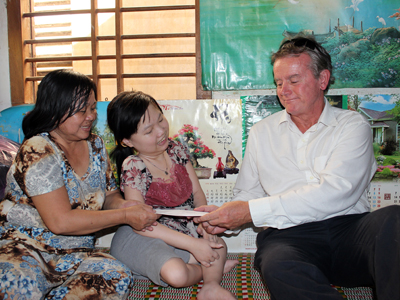 Thăm, tặng quà một số gia đình nạn nhân chất độc da cam/diôxin