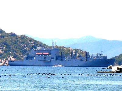 Tàu hậu cần Hải quân Mỹ vào Cam Ranh sửa chữa