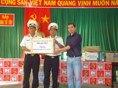 Trao tặng quà cho quân dân đảo Song Tử Tây