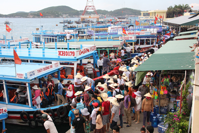 Hàng ngàn du khách đến bến tàu du lịch Cầu Đá để tham gia các tour biển, đảo.