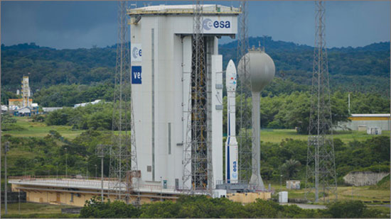 Tên lửa đẩy VEGA mang theo vệ tinh VNREDSat-1 (có gắn quốc kỳ Việt Nam) tại sân bay vũ trụ Kourou sáng 30-4-2013.