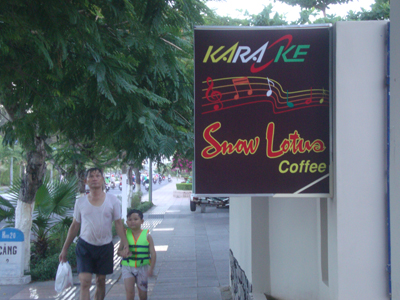 Những biển quảng cáo gây nguy hiểm