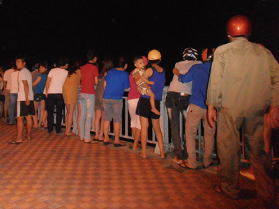 Một thanh niên nhảy cầu Trần Phú