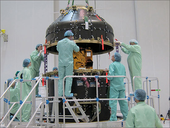 Vệ tinh VNREDSat-1 được các chuyên gia đưa vào khoang chở hàng của tên lửa đẩy VEGA (Ảnh do Viện Công nghệ Vũ trụ cung cấp)