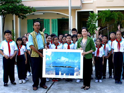 Tặng ảnh thời sự nghệ thuật về Trường Sa cho 6 trường học