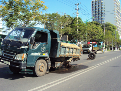 Chiếc xe cùng bánh thứ nhất rơi trên vỉa hè đường Trần Phú.
