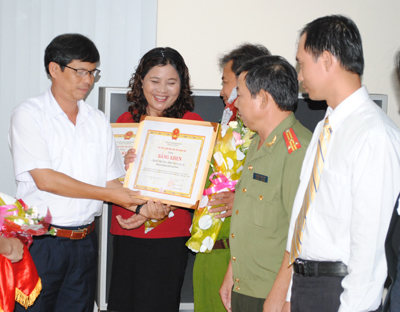 Ông Nguyễn Tấn Tuân (bên trái) trao bằng khen cho các tập thể tiêu biểu.