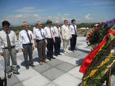 Ông Trần Sơn Hải - Ủy viên Ban Thường vụ Tỉnh ủy, Phó Chủ tịch Thường trực UBND tỉnh; ông Antoli Vasilievich Borovie - Tổng lãnh sự Liên bang Nga và Trung ương Hội Hữu nghị Việt - Nga dâng hoa trước Tượng đài tưởng niệm.