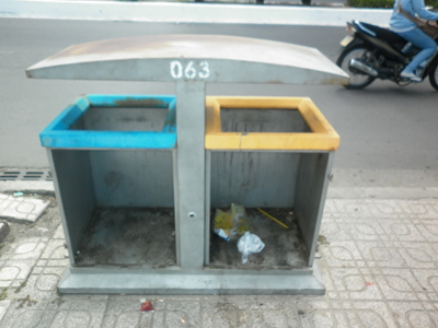 Thùng rác bị mất ruột, mất nắp