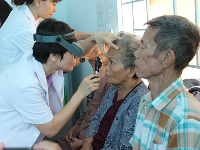 Hơn 150 người cao tuổi được khám mắt