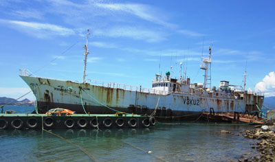 Những con tàu “nằm ì” trên biển