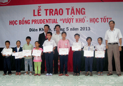 Tặng 20 suất học bổng cho học sinh nghèo huyện Diên Khánh