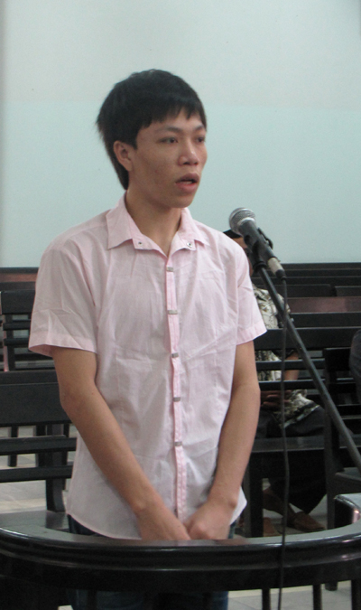 Giảm 6 tháng tù cho đối tượng cướp giỏ xách