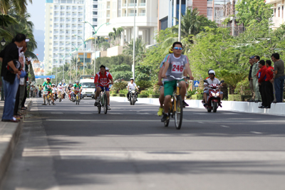 Xã hội hóa thể thao: Nắng hạn gặp mưa