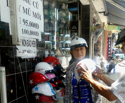 Cẩn trọng khi đổi mũ bảo hiểm cũ lấy mới