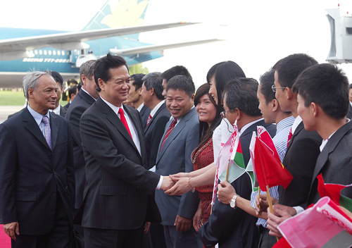 Cán bộ, nhân viên Đại sứ quán và đại diện cộng đồng người Việt Nam tại Belarus chào đón Thủ tướng Nguyễn Tấn Dũng và Đoàn Việt Nam. Ảnh: Chinhphu.vn