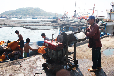  Ngư dân Khánh Hòa chuẩn bị ra khơi đánh bắt thủy sản ở vùng biển phía Bắc quần đảo Trường Sa.