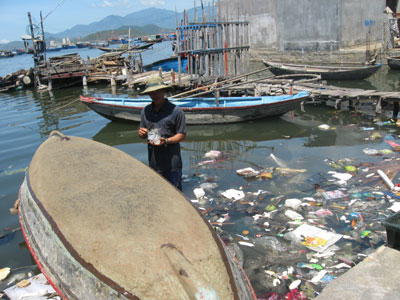 Làm việc ngay trong môi trường nhiều rác thải.