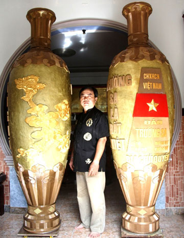 Cặp lộc bình có bản đồ Hoàng Sa, Trường Sa