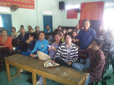 Hàng chục người dân đến hội trường khóm Hà Ra để cung cấp thông tin cho phóng viê