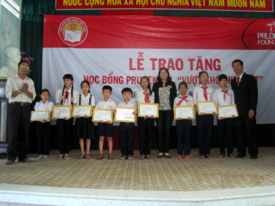 Trao 20 suất học bổng cho học sinh thị xã Ninh Hòa
