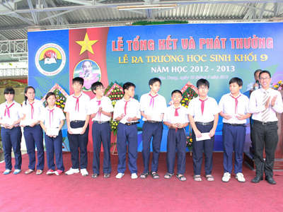 Trao học bổng cho học sinh nghèo vượt khó