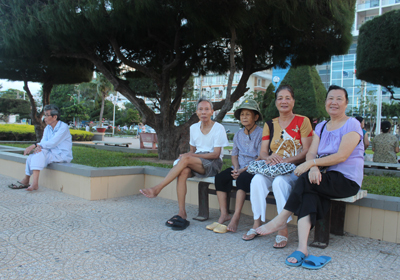 Các cụ già tận hưởng không khí thiên nhiên ở công viên bờ biển. Cụ Nguyễn Thị Minh Tâm (bìa phải), 70 tuổi, người Hà Nội, cho biết, năm nào cũng đến nghỉ ở Nha Trang 3 tháng đê