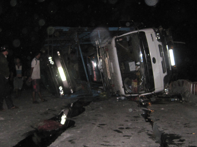 Xe ô tô tải lật, chắn ngang 1 phần lòng đường