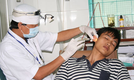 Lấy ráy tai, vô cùng nguy hiểm