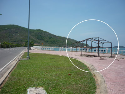 Dựng nhà kho ngay trên lề đường