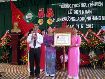 Đón nhận Huân chương Lao động hạng Nhì