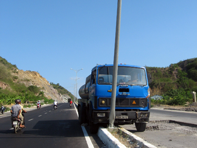 Xe bồn tự leo dải phân cách, tông đổ cột đèn chiếu sáng