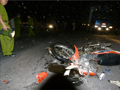 Xe máy tông nhau, 2 người chết