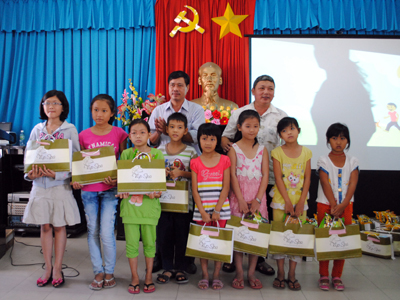 Tặng quà cho hơn 80 trẻ em có hoàn cảnh đặc biệt