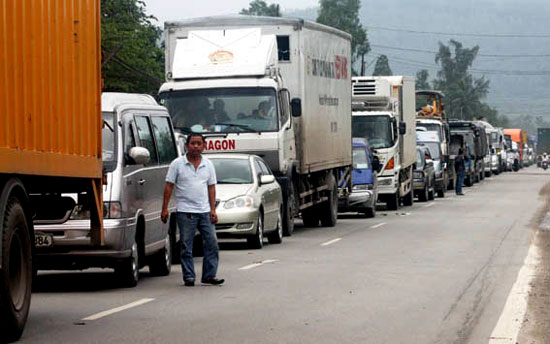 Quốc lộ 1A quá tải trước lưu lượng phương tiện giao thông.