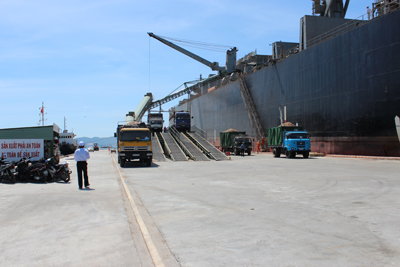  Tàu vào làm hàng tại cảng Cam Ranh.