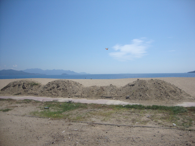 Đổ đất sỏi ra bãi biển