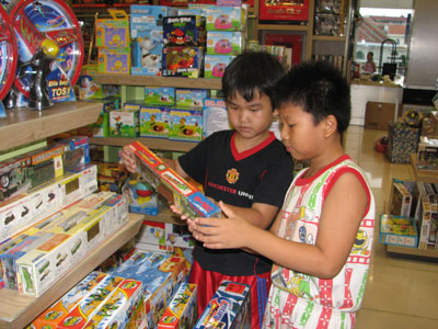 Các em chọn mua đồ chơi tại Nhà sách Phương Nam