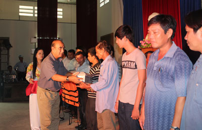 Tặng hơn 410 triệu đồng cho ngư dân đánh bắt ở ngư trường Hoàng Sa, Trường Sa