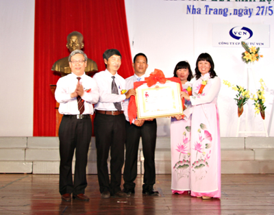  Đồng chí Lê Xuân Thân trao Huân chương Lao động hạng Ba cho Trường Tiểu học Phương Sài.