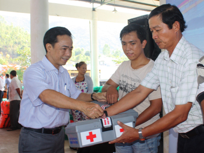 Trao hơn 1.760 suất quà cho ngư dân đánh bắt trên ngư trường Hoàng Sa và Trường Sa