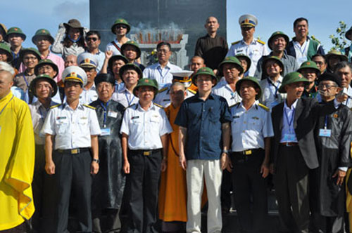 Đoàn công tác chụp ảnh lưu niệm trước tượng đài Trần Hưng Đạo