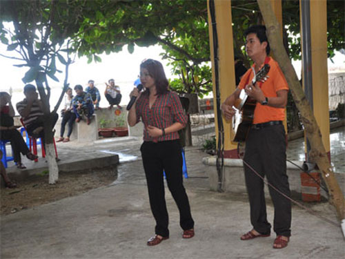 Nguyễn Ngọc Diệp trong một buổi giao lưu văn nghệ với các chiến sĩ