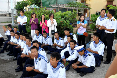 Giao lưu với các chiến sĩ Trường Sa
