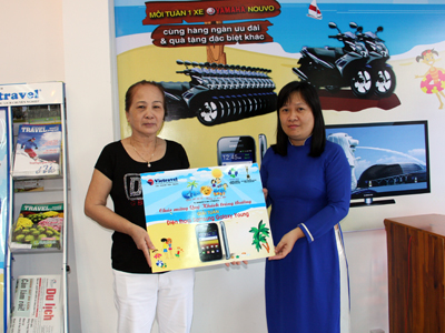 Trao thưởng cho khách hàng tham gia chương trình Chào hè 2013