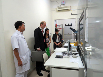 Đoàn viên chức Tổng Lãnh sự quán Úc làm việc với Bệnh viện đa khoa tỉnh