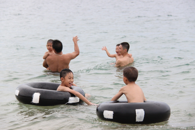  Trẻ em cần được dạy bơi để tự bảo vệ mình. Ảnh chụp tại bãi biển Nha Trang