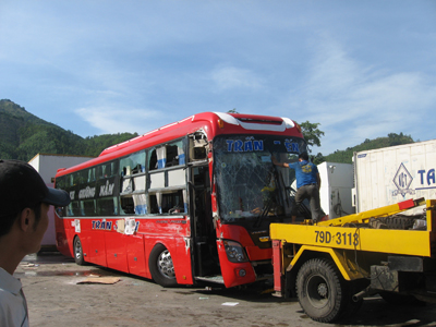 Xe khách va quẹt xe tải, hơn 10 hành khách thoát nạn